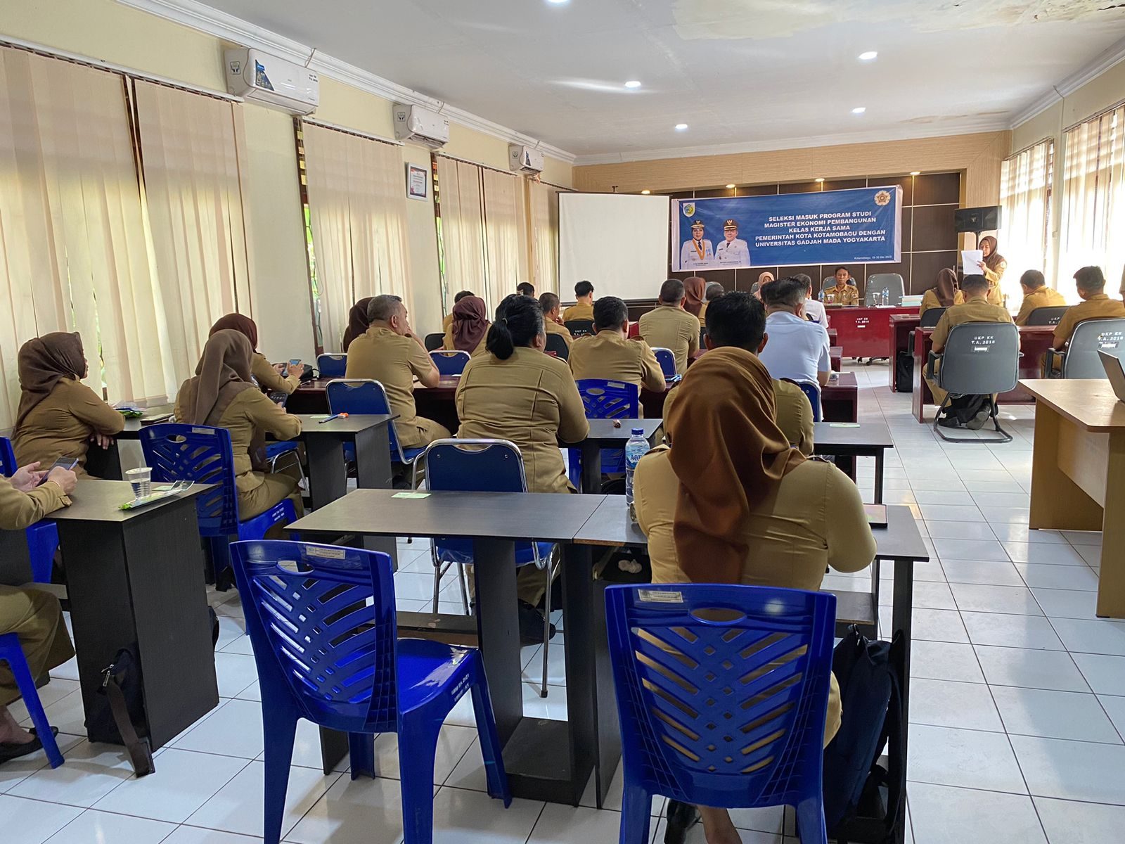 SELEKSI MASUK PROGRAM STUDI MAGISTER EKONOMI PEMBANGUNAN KELAS KERJA SAMA PEMERINTAH KOTA KOTAMOBAGU DENGAN UNIVERSITAS GADJAH MADA YOGYAKARTA