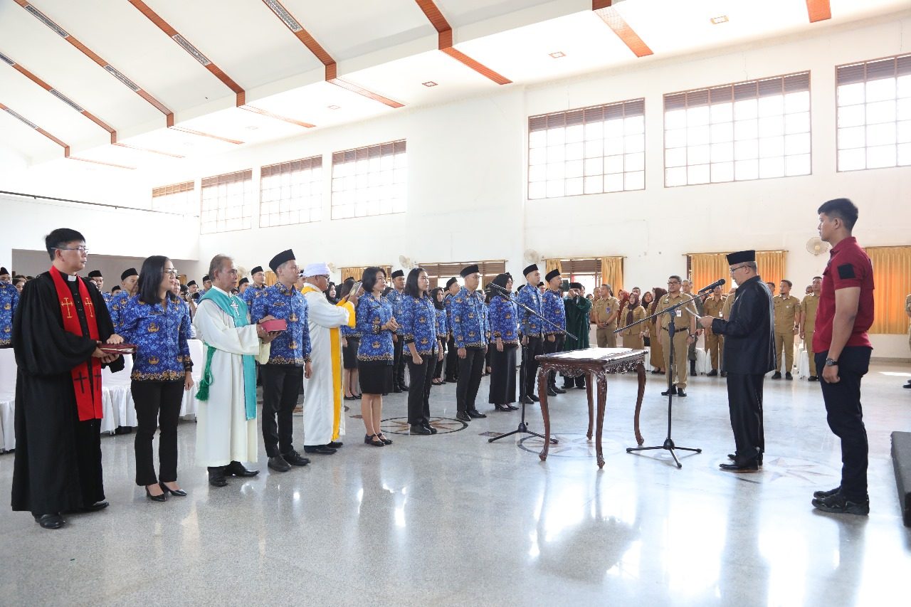 PENGAMBILAN SUMPAH/JANJI SEBAGAI PEGAWAI NEGERI SIPIL DAN PENYERAHAN SURAT KEPUTUSAN TENTANG PENGANGKATAN CPNS MENJADI PNS DI LINGKUNGAN PEMERINTAH KOTA KOTAMOBAGU TAHUN 2023