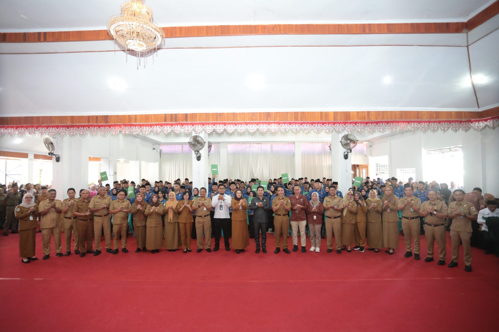 Wakil Wali Kota Kotamobagu Serahkan SK Pengangkatan 148 PPPK Tahap II Tahun 2024
